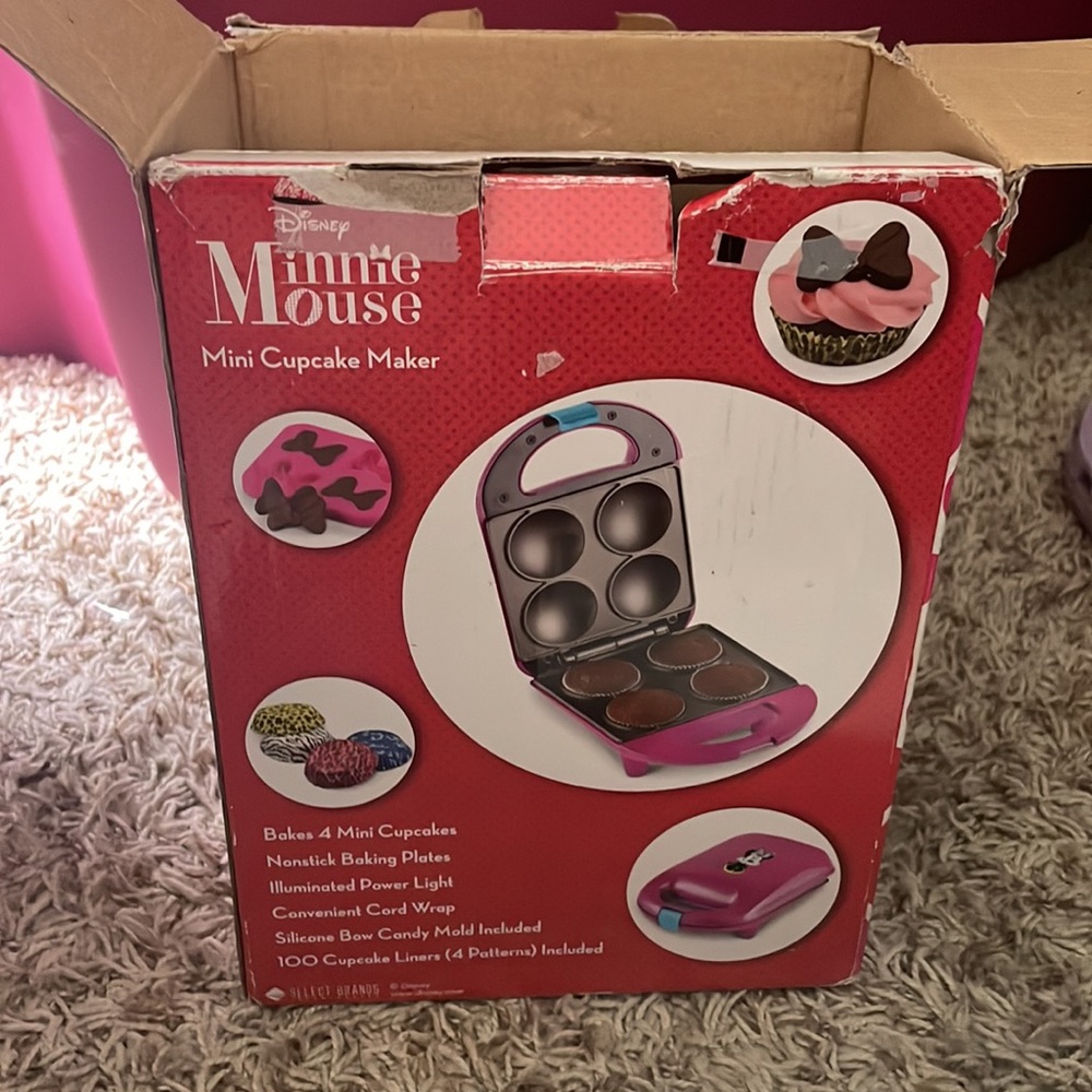 Minnie Mouse Mini Cupcake Maker - Picture 6 of 10